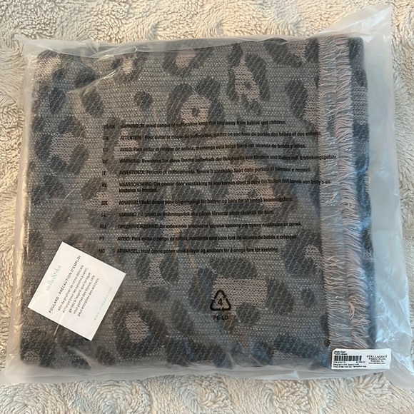 ⭐️ HOST PICK ⭐️ Brand New Stella & Dot Scarf - Picture 5 of 5